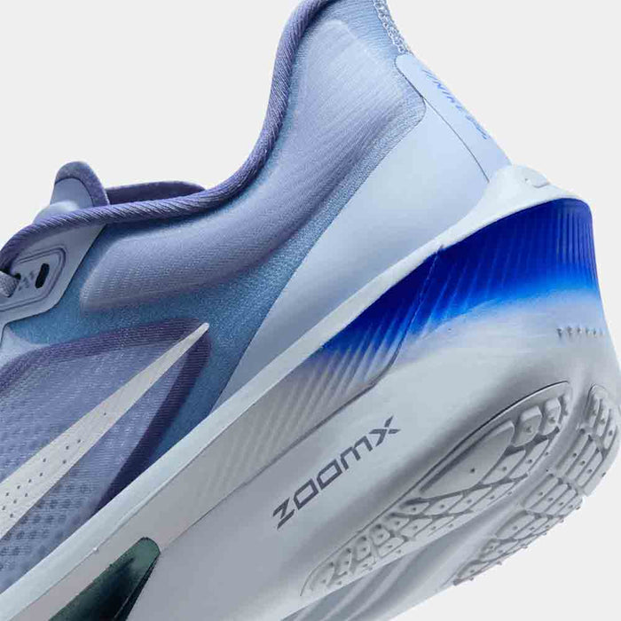 Up close, rear view of the Women's Nike Zoom Fly 6.