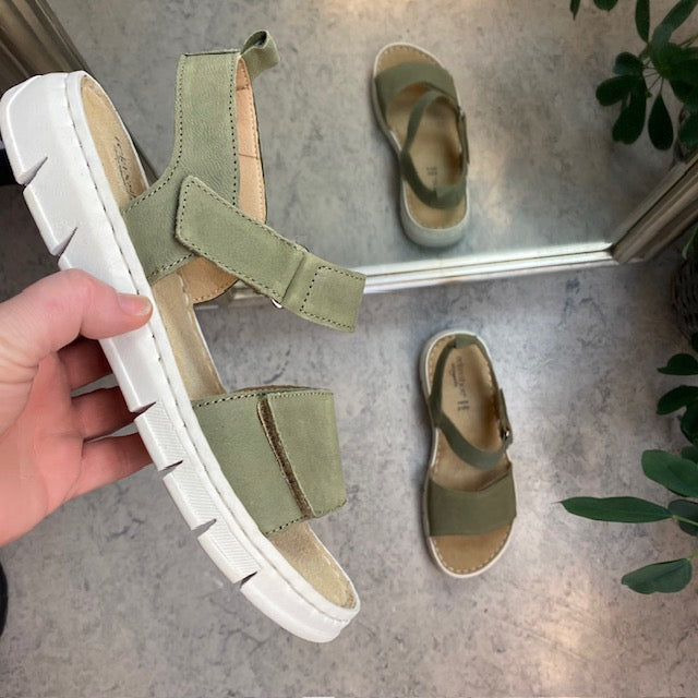 Härlig mjuk och flexibel skinnsandal i matt grönt från Relaxshoe