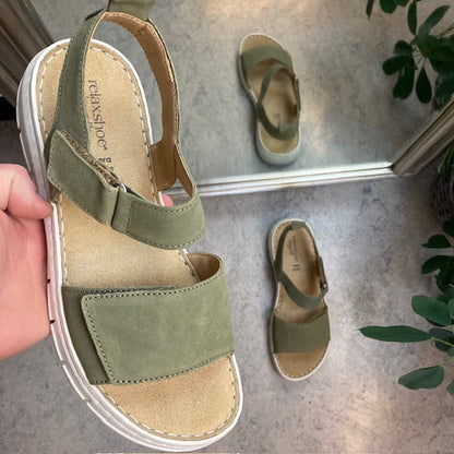 Härlig mjuk och flexibel skinnsandal i matt grönt från Relaxshoe