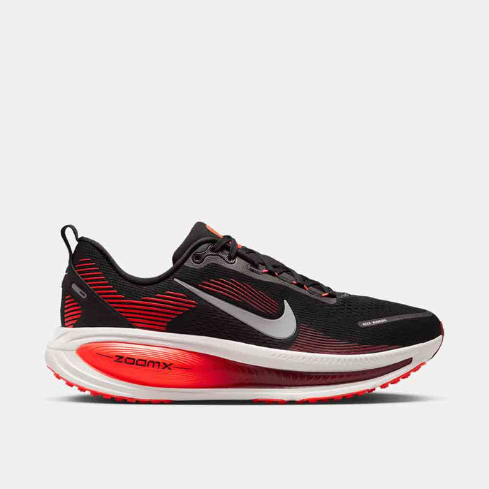 Side view of the Men's Nike Vomero 18.