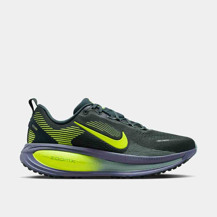 Side view of the Men's Nike Vomero 18.