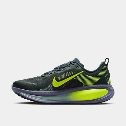 Side medial view of the Men's Nike Vomero 18.