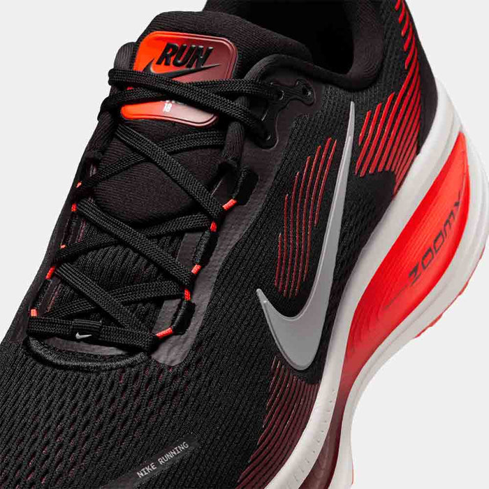Up close, front view of the Men's Nike Vomero 18.