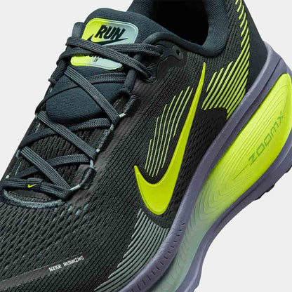 Up close, front view of the Men's Nike Vomero 18.