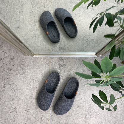 Mörkgrå filttofflor med fotvalvsstöd