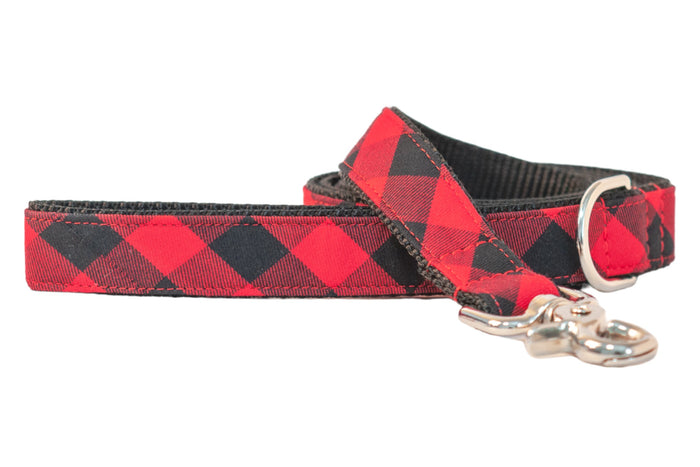 Adventure-ready in bold buffalo plaid—this red and black dog leash features sturdy webbing, classic flannel-inspired style, and a sleek clasp built for walks in the woods or around the block.
