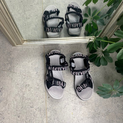 Svart CMP-sportsandal med ränder och god bredd