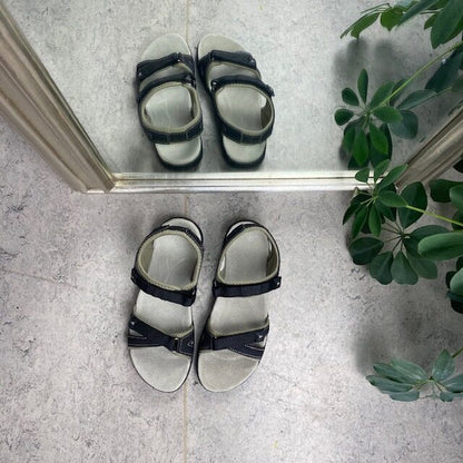 Svart lättviktsandal från CMP med stötdämpning