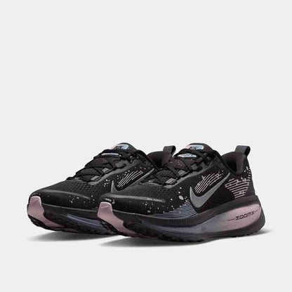 Front view of the Women's Nike Vomero 18 SE.